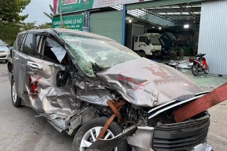 Trên nhiều nhóm Facebook đang chia sẻ hình ảnh ghi lại quá trình khôi phục chiếc  Toyota Innova bị tai nạn. Theo đó, xe MPV 7 chỗ này bị “bẹp dúm” phần đầu, đặc biệt là khu vực bên ghế phụ. Hình ảnh cho thấy, bánh trước thiếu chút nữa có thể “rụng”, khung sườn móp méo, vỡ kính lái và ảnh hưởng tới cả phần đuôi xe.