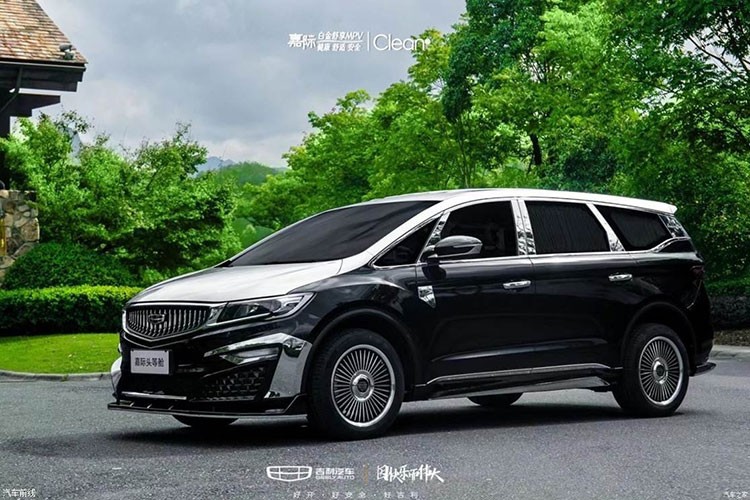 Vào năm 2019, hãng Geely của Trung Quốc đã chính thức vén màn mẫu MPV đầu tiên mang tên Jiaji. Đây là mẫu MPV có kích thước ngang ngửa Toyota Innova nhưng giá chỉ bằng một nửa. Sau hơn 2 năm có mặt trên thị trường,  Geely Jiaji giá rẻ đã được bổ sung phiên bản đặc biệt mới mang tên First Class. Đúng như tên gọi, phiên bản này có thiết kế sang trọng hơn và trang bị cao cấp hơn so với Geely Jiaji thông thường.