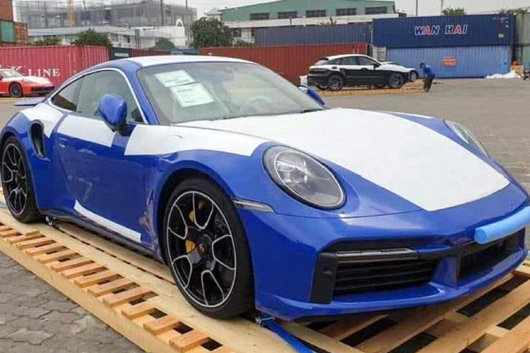 Chiếc  Porsche 911 Turbo S 2021 mới đầu tiên về Việt Nam hồi đầu năm nay và đến cuối năm thì chiếc thứ 2 cũng xuất hiện với màu sắc nổi bật hơn. Với giá bán từ 15,3 tỷ đồng thì đây hiện là phiên bản 911 992 có giá bán cao nhất tại Việt Nam. Chủ nhân của chiếc xe này cũng đã lộ diện và là một đại gia chơi xe khá nổi tiếng.