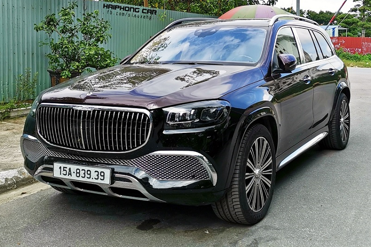 Chiếc  Mercedes-Maybach GLS 600 biển thần tài này về tay chủ nhân tại Hải Phòng vào hồi tháng 7, nổi bật với ngoại thất sơn hai tông màu đen/đỏ đặc trưng của dòng xe Maybach.