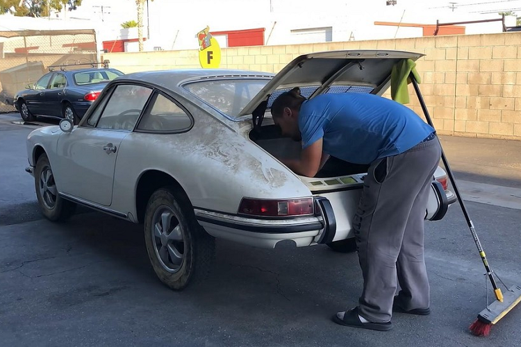 Đối với những người hâm mộ xe hiệu suất cao,  siêu xe Porsche 911 là một huyền thoại và thực sự khó có gì sánh bằng. Được giới thiệu lần đầu vào năm 1964, nó đã được duy trì sản xuất trong gần 60 năm mà không hề từ bỏ thiết kế nguyên bản. Tại thời điểm này của năm 2021, một chiếc thế hệ 992 mới và một chiếc 911 cổ điển vẫn chia sẻ nhiều điểm chung về kiểu dáng. Nhưng trong khi 992 là mẫu nhanh nhất, 911 nguyên bản mới là chiếc xe cổ điển đáng giá cả gia tài.