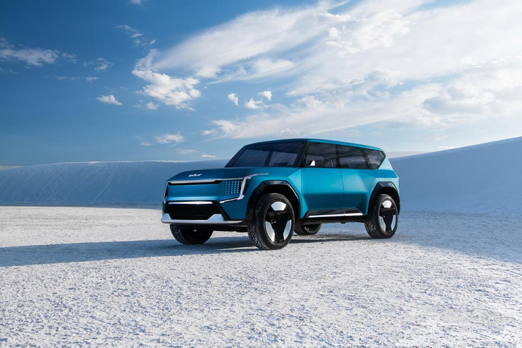 Tại triển lãm Los Angeles Auto Show đang diễn ra tại Mỹ, Kia vừa chính thức giới thiệu xe ý tưởng EV9 Concept, xe ý tưởng về một mẫu SUV chạy điện cao cấp nhất của hãng. Theo đó,  Kia Concept EV9 mới sẽ mang thiết kế SUV cỡ lớn với 3 hàng ghế, sử dụng nền tảng khung gầm E-GMP và nhiều điểm tương đồng với mẫu SEVEN Concept của Hyundai.