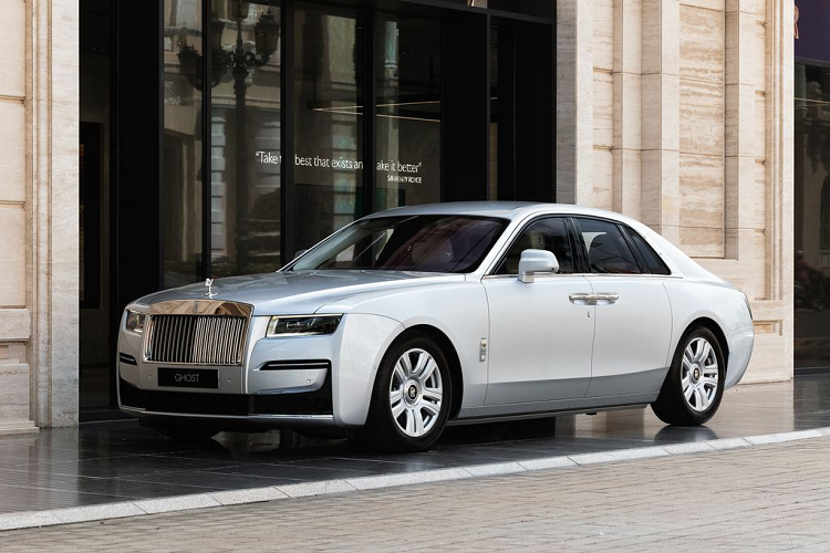  Rolls-Royce Ghost 2021 mới thuộc thế hệ sản phẩm thứ 2 với phong cách thiết kế hoàn toàn mới, tương tự người anh em Phantom VIII. Ở phần ngoại hình, Rolls-Royce Ghost 2021 được áp dụng ngôn ngữ thiết kế mang tên "Post Opulence".