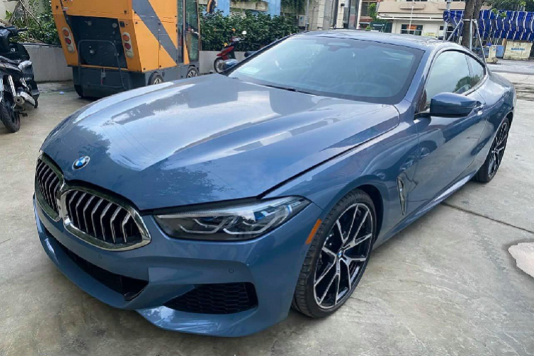 Vào những ngày cuối tháng 10/2021, hình ảnh chiếc  BMW 840i Coupe về Việt Nam đã khiến giới mê xe trong nước ngỡ ngàng. Đây chính là chiếc BMW 8-Series đầu tiên về Việt Nam với màu sơn khá lạ mắt, có tên Barcelona Blue Metallic. Chiếc xe này được nhập khẩu về nước thông qua đại lý tư nhân.