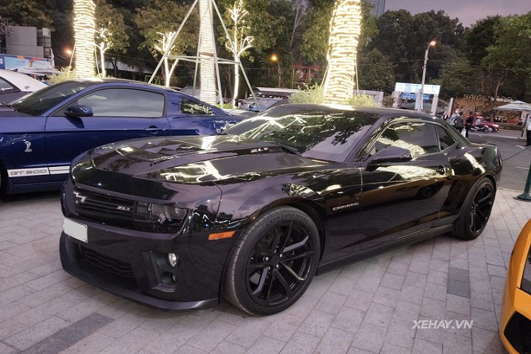  Chevrolet Camaro ZL1 thể thao là một trong những dòng xe cơ bắp Mỹ nổi tiếng nhất thế giới, tuy nhiên, ở Việt Nam, mẫu xe hiệu năng cao này lại khá kén khách, không được phổ biến như đối thủ Ford Mustang.