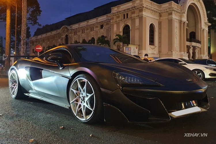 Chiếc  McLaren 570S của Tống Đông Khuê tậu vào tháng 3 năm nay, đây là một trong những siêu xe khá hiếm tại Việt Nam khi số lượng chỉ có khoảng 3 chiếc và chiếc của Tống Đông Khuê cũng là chiếc đầu tiên được đăng ký biển số trắng ở nước ta.       