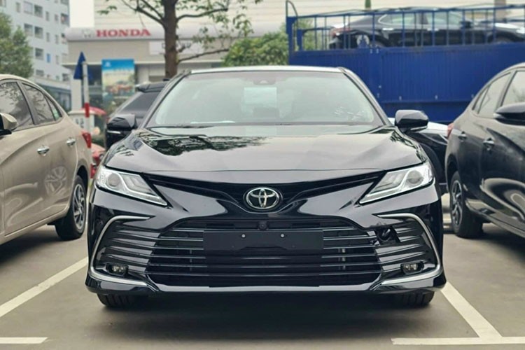  Toyota Camry 2022 mới sẽ ra mắt vào hôm nay, ngày 17/12 tại Việt Nam. Tuy nhiên nhiều đại lý đã bắt đầu hẹn khách xem xe vào ngày 18 sau đó. Thời điểm hiện tại, những chiếc Camry mới đã dần được vận chuyển về các hệ thống showroom. Những hình ảnh được tiết lộ cho thấy Toyota Camry 2022 sắp bán ra chắc chắn sẽ có phiên bản Hybrid.