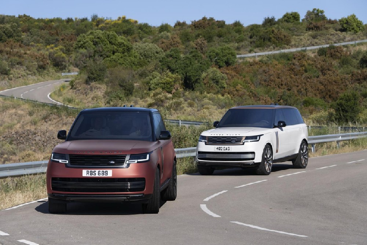 Vào hồi tháng 10 năm nay, hãng Land Rover đã chính thức vén màn thế hệ tiếp theo của dòng SUV hạng sang  Range Rover 2022 mới. Sau gần 2 tháng, dòng xe này tiếp tục được bổ sung phiên bản SV sang trọng hơn.