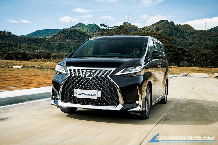 Mẫu MPV hạng sang  Lexus LM 2021 mới lần đầu tiên được ra mắt thị trường Philippines vào hồi tháng 8 năm ngoái với giá bán được công bố là 5,408 triệu Peso (khoảng 2,55 tỷ đồng) cho phiên bản là 7 chỗ và 9,088 triệu Peso (khoảng 4,29 tỷ đồng) với phiên bản 4 chỗ. Ngay từ khi ra mắt, Lexus LM 2021 được nhiều người dự đoán sẽ khó bán vì giá xe khá “chát”.