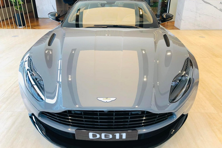 Mới đây, đại lý chính hãng Aston Martin Việt Nam đã cho mang về nước chiếc xe thể thao hạng sang  Aston Martin DB11 V8 mới với màu sơn ngoại thất xám xi măng đã thu hút rất nhiều sự quan tâm của giới nhà giàu trong nước. Như vậy, đây đã là chiếc xe Aston Martin DB11 thứ 7 được đại lý chính hãng mang về nước.