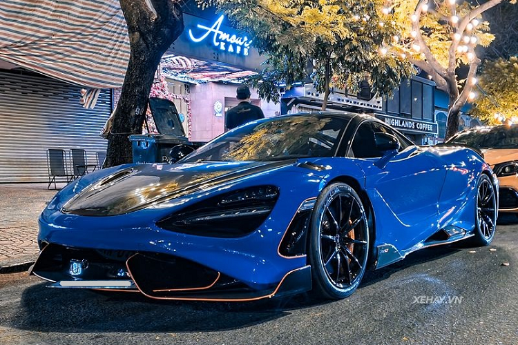 Cả Việt Nam hiện có khoảng 4 chiếc  siêu xe McLaren 765LT, và chỉ có một chiếc khoác trên mình bộ cánh màu xanh dương Paris Blue vô cùng nổi bật và cá tính, đây là một màu sơn tùy chọn nằm trong bảng màu của bộ phận cá nhân hóa MSO.