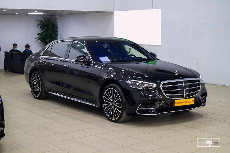 Mercedes-Benz S-Class là mẫu sedan hạng sang đầu bảng của thương hiệu ôtô đến từ Đức. Mới nhất, thương hiệu này đã trình làng thế hệ mới của Mercedes-Benz S-Class (W23) ở Việt Nam. Tuy nhiên, chiếc xe trong bài viết là  Mercedes-Benz S500 4Matic 2022 mới được nhập khẩu bởi doanh nghiệp tư nhân ở Hà Nội nhằm phục vụ khách hàng có nhu cầu.