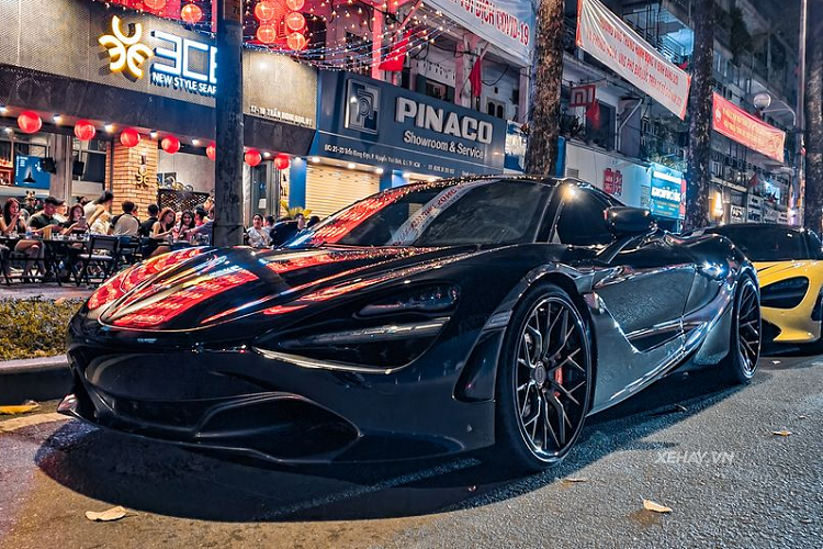 Cụ thể, chiếc  McLaren 720S Spider tiền tỷ trong bài có màu sơn đen Onyx Black, ban đầu xe được trang bị mâm diamond-cut sơn màu xám chuột nhưng hiện đã "lên đời" mâm Brixton Forged loại 3 mảnh độc đáo