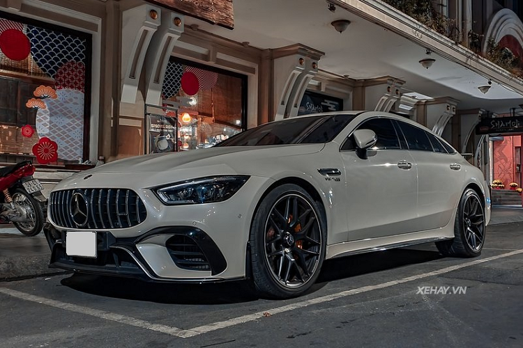 Cả Việt Nam hiện chỉ có duy nhất một chiếc  Mercedes-AMG GT 63S hạng sang này, xe có màu sơn trắng tinh tế kết hợp với bộ mâm đa chấu sơn đen mờ kích thước 21 inch, kèm theo hệ thống phanh đĩa cỡ lớn hiệu năng cao với cùm phanh AMG sơn vàng nổi bật.