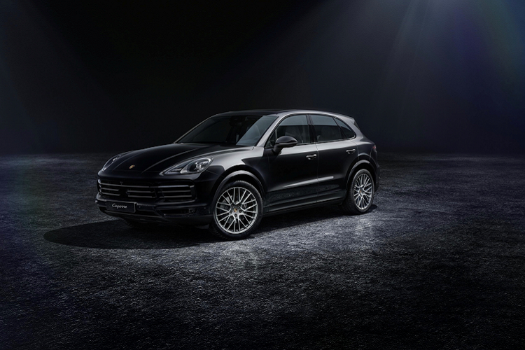 So với mức giá bán phiên bản  Porsche Cayenne 2022 mới có thêm gói tùy chọn Platinum Edition sẽ cao hơn 10.000 USD (khoảng 227 triệu đồng). Với chênh lệch trên, gói Platinum Edition bao gồm những gì?