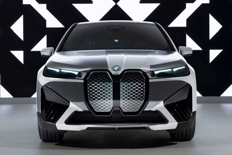 Tại Triển lãm Điện tử Tiêu dùng (CES) 2022, BMW đã sử dụng một chiếc iX để giới thiệu một công nghệ tương lai, cho phép thân vỏ xe  BMW iX đổi màu sắc trong nháy mắt.