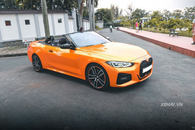 Chiếc  BMW 430i Convertible 2021 mới này vốn có màu sơn đen nhưng nay đã được đổi sang bộ cánh màu cam rực rỡ nhờ phương pháp dán decal quen thuộc. Đây là sắc cam có pha chút ánh vàng và đỏ nên sẽ thay đổi màu sắc tùy theo góc nhìn và ánh sáng xung quanh.