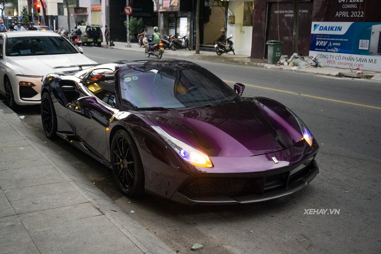 Ngoài việc "thay áo" tím thì chiếc  Ferrari 488 Spider mui trần của ông chủ Pharmacity còn được "độ" lại "dàn chân", đổi từ mâm 5 chấu kép sang mâm đa chấu sơn đen bóng, đi kèm vẫn là kẹp phanh màu vàng tương phản.