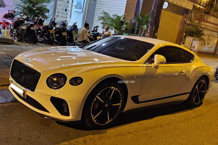 Chiếc  Bentley Continental GT V8 hàng hiếm với màu “áo” trắng Glacier White tinh tế, lịch lãm bị “bắt gặp” tại trung tâm Quận 1, TP HCM. Tính đến nay, dòng xe GT hai cửa này đã được ra mắt tới 3 thế hệ và nó vẫn là một trong những dòng xe trọng tâm của thương hiệu.