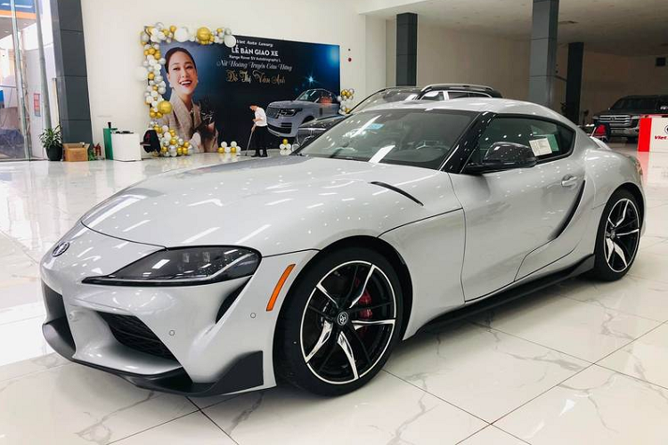 Chiếc  Toyota Supra 2021 đầu tiên và duy nhất tại Việt Nam thuộc phiên bản Premium 3.0, xe được nhập khẩu nguyên chiếc từ Mỹ với điểm nhận diện là thanh phản quang ở hông xe phía trước.