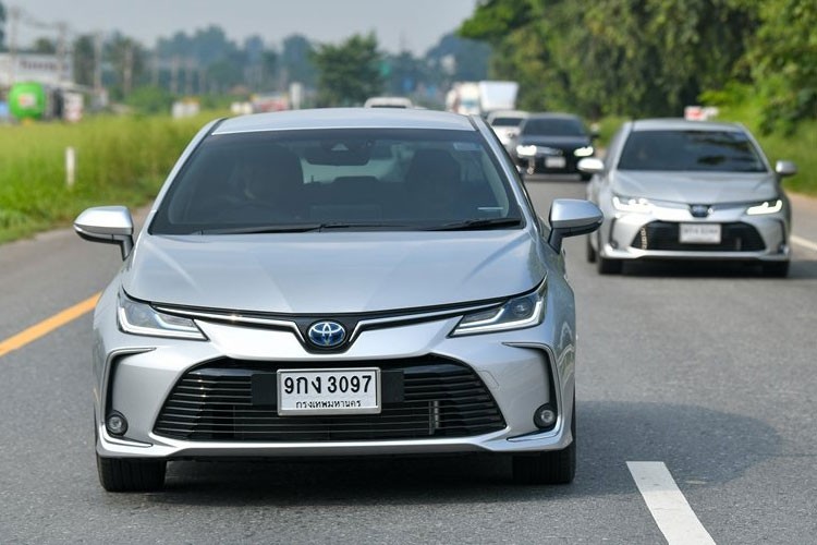 Sau nhiều tháng mong đợi, cuối cùng  Toyota Corolla Altis 2022 mới đã bước đầu “đánh tiếng” tại Việt Nam. Theo thông tin từ đại lý, thế hệ mới của mẫu sedan hạng C này cũng được hãng xe Nhật Bản lên kế hoạch ra mắt vào tháng 3/2022 tới đây tương tự như bộ đôi Toyota Avanza 2022 và Toyota Veloz 2022.