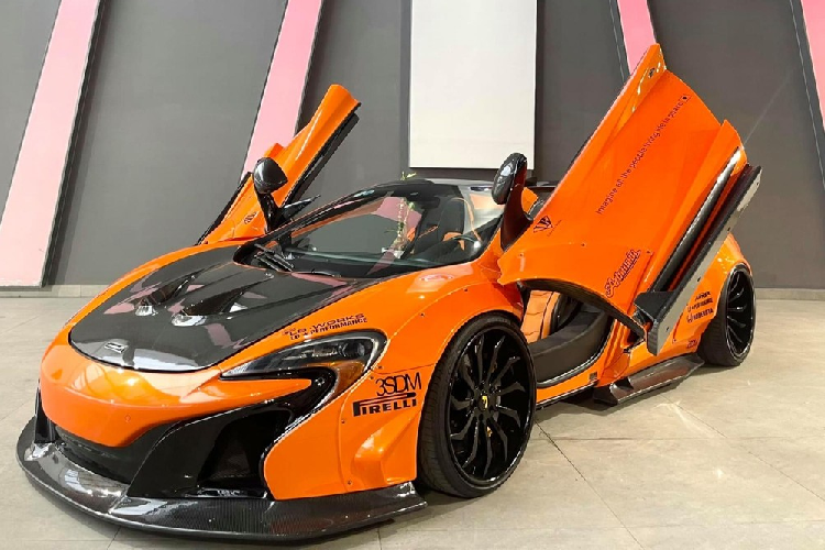 Số lượng siêu xe độ Liberty Walk tại dải đất hình chữ S này trên 6 chiếc, trong đó, có 2 chiếc  McLaren 650S Spider mui trần mang bản độ đình đám của hãng xe Nhật Bản. Tuy vậy, cả 2 siêu phẩm độ đều không giống nhau qua các chi tiết như nắp capô hay la-zăng xe nên rất dễ nhận biết.