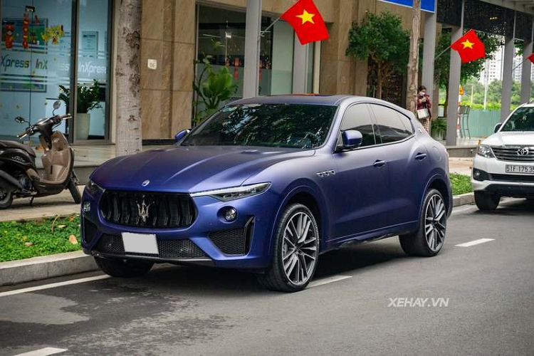 Vừa về với chủ chiếc  Maserati Levante Trofeo Launch Edition 1 of 100 đã nhanh chóng được ra biển và lăn bánh trên đường phố. Xe có màu xanh nhám - Blu Emozione Matte độc nhất tại Việt Nam và đi kèm giá niêm yết hơn 16 tỷ đồng.