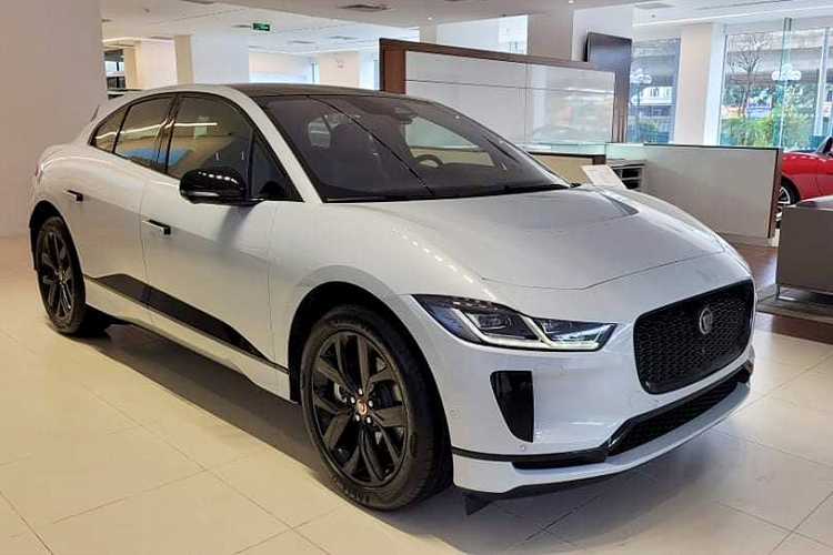 Khi chính thức ra mắt,  Jaguar I-PACE chạy điện sẽ được phân phối chính hãng tại thị trường Việt, sau Porsche Taycan. Trước đó, chiếc Jaguar i-Pace đầu tiên về Việt Nam thông qua con đường nhập khẩu chính hãng và thuộc sở hữu của Đại sứ quán Anh. Mẫu xe xuất hiện tại showroom mang màu trắng ngọc trai, khác với màu sơn Bạc Silicon thuộc phiên bản HSE EV400 với bộ pin 90 kWh, và công suất 400 mã lực. 