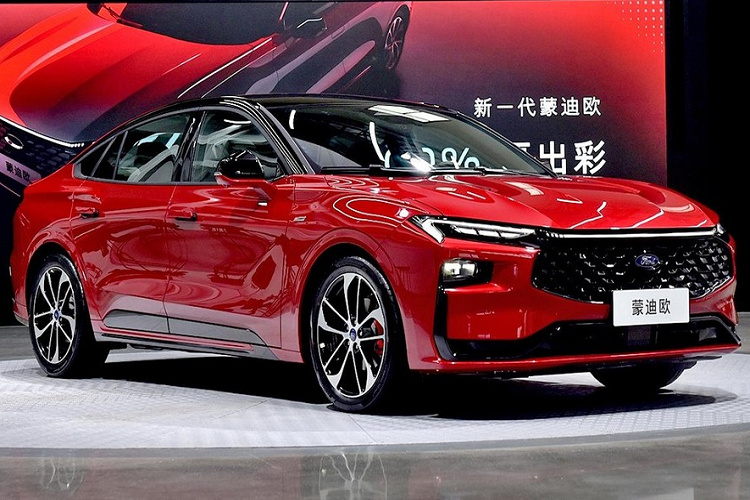 Vào hôm 17/1/2022, hãng Ford đã chính thức vén màn thế hệ mới của dòng sedan cỡ trung Mondeo tại thị trường Trung Quốc. Đến hôm 24/2/2022, tới lượt  Ford Mondeo ST-Line Edition 2022 mới trình làng ở thị trường hàng xóm với Việt Nam.