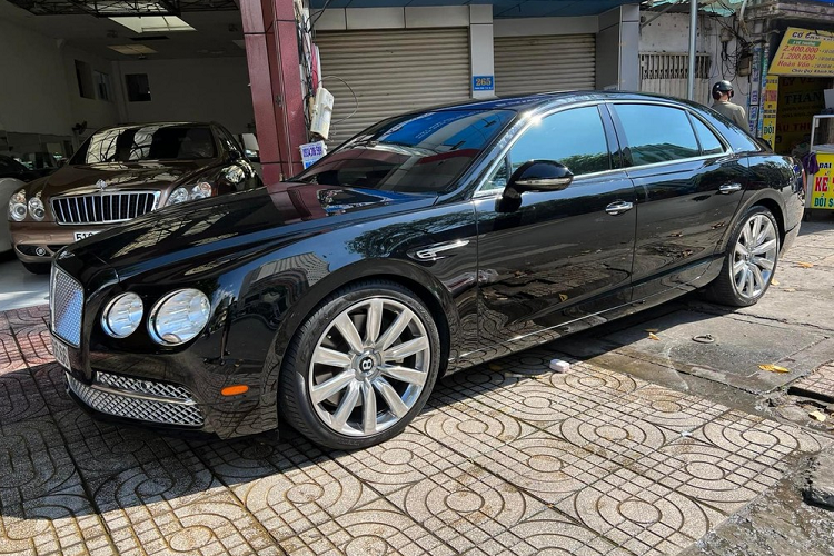 Có khá nhiều chiếc  xe siêu sang Bentley Flying Spur sau 1 thời gian dài lăn bánh đã được chủ nhân bán lại để tìm kiếm những cô "vợ" mới hấp dẫn hơn. Đây cũng chính là cơ hội cho những người thích mua xe đã qua sử dụng có thể giảm bớt khá nhiều chi phí so với việc mua xe mới. Và nếu chiếc xe đó còn mang biển siêu đẹp như tứ quý hoặc ngũ quý, cơ hội "bay trong 1 nốt nhạc" là điều không quá khó hiểu.