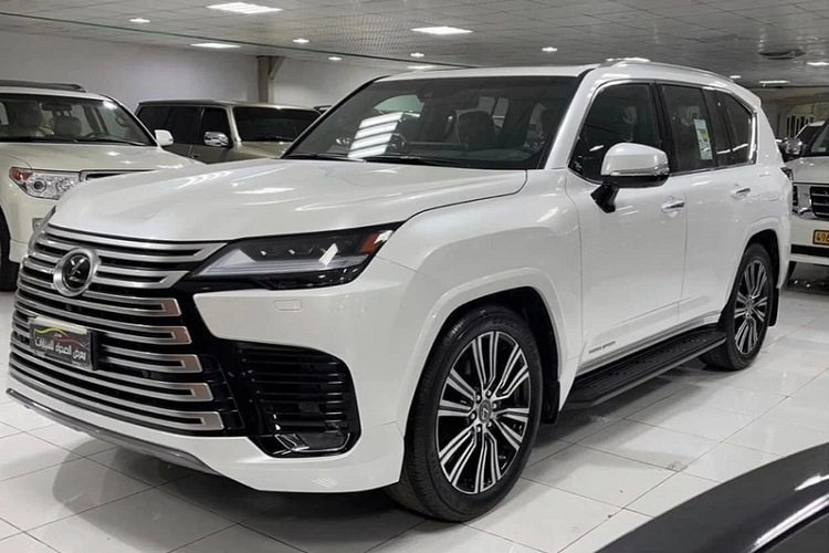 Tại Mỹ,  Lexus LX 600 2022 mới có 5 phiên bản, gồm: Tiêu chuẩn, Premium, F Sport, Luxury và Ultra Luxury, trong đó bản Luxury có giá bán từ 104.345 USD (khoảng 2,38 tỷ đồng), chưa gồm các tùy chọn. Tuy nhiên, xe về Việt Nam còn phải chịu nhiều khoản thuế, phí nên giá đã bị đẩy lên tới 10,5 tỷ đồng.