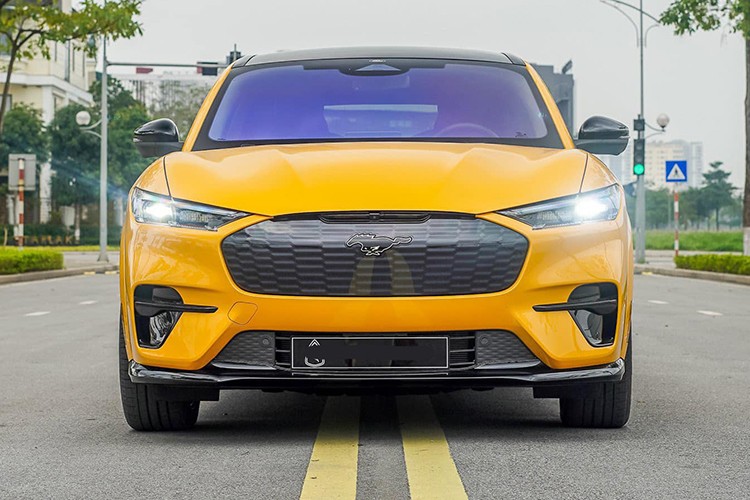 Trong phân khúc xe SUV hạng sang xe điện, giới nhà giàu Việt chỉ quen với Tesla Model X nhưng với mức giá bán trên 7 tỷ đồng không phải ai cũng chịu rút hầu bao để sở hữu. Vì thế, sự xuất hiện của 1 chiếc xe SUV điện như  Ford Mustang Mach-E 2022 mới là 1 cơn gió lạ.