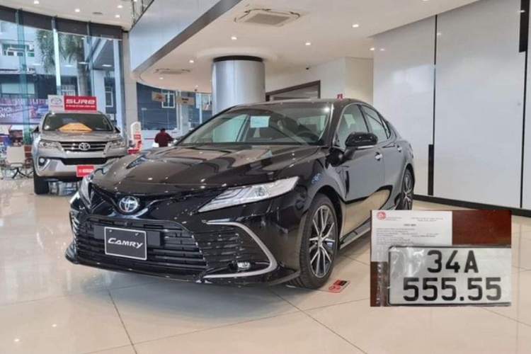 Mới đây, chiếc  Toyota Camry thế hệ mới đã được chủ nhân tại Hải Dương may mắn bốc trúng biển số 34A-555.55 hay còn được giới mê số gọi là biển "ngũ quý 5". Theo nhiều người chơi xe biển đẹp cho hay - tấm biển số này đã giúp giá trị của chiếc sedan hạng D tăng gấp vài lần.