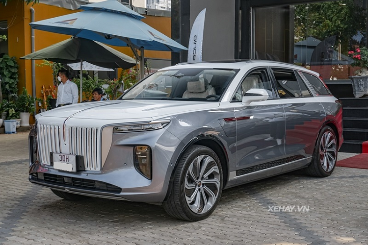 Như đã biết, diện mạo  Hongqi E-HS9 của Trung Quốc được vay mượn khá nhiều từ Rolls-Royce và điều này hoàn toàn dễ hiểu khi mà Phó chủ tịch toàn cầu và là Giám đốc sáng tạo Hongqi hiện nay chính là cựu Giám đốc Thiết kế của Rolls-Royce.