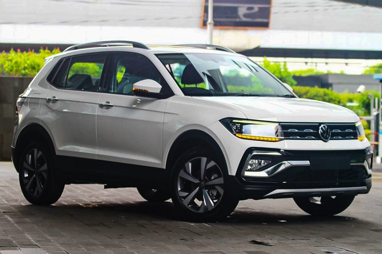 Như thông tin đã đưa, dòng SUV cỡ nhỏ Volkswagen T-Cross 2022 mới sẽ chính thức ra mắt thị trường Việt Nam vào tháng 4 năm nay. Mức giá dự kiến của mẫu SUV cỡ B này đã được hé lộ. Theo nhân viên tư vấn bán hàng tại đại lý,  Volkswagen T-Cross 2022 tại Việt Nam sẽ có giá bán dao động trong khoảng từ 1,1 - 1,3 tỷ đồng, tùy phiên bản.