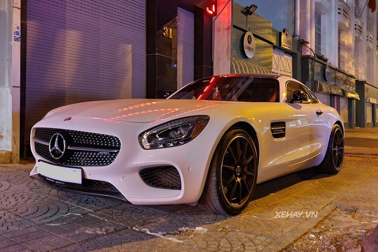 Không sở hữu những bộ cánh bắt mắt như chiếc GT S màu nâu sữa nhưng chiếc  Mercedes-AMG GT S màu trắng hiếm này vẫn thu hút sự chú ý của người đi đường bởi kiểu dáng thể thao và mạnh mẽ.