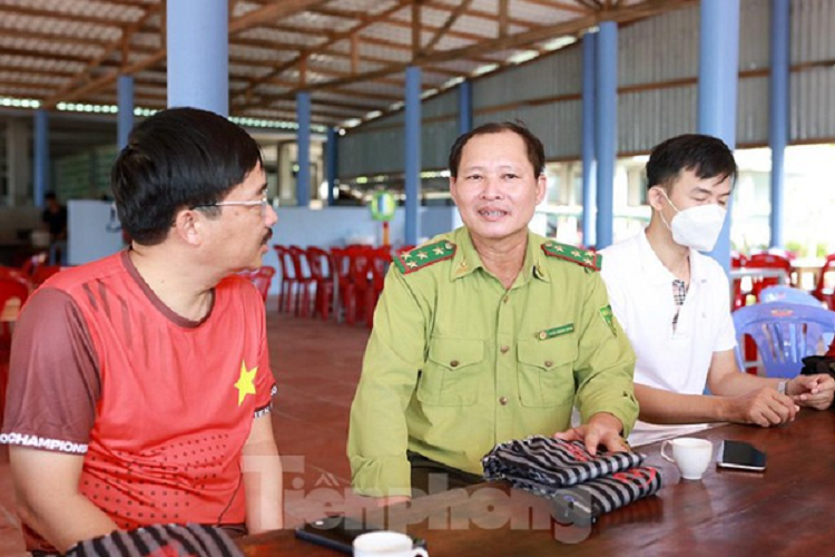 Sáng 23/3, đoàn công tác báo Tiền Phong do đồng chí Vũ Tiến - Phó Tổng biên tập, dẫn đầu, đã đến thăm và làm việc với  Trạm Kiểm lâm Hòn Bảy Cạnh, thuộc Hạt kiểm lâm Vuờn quốc gia Côn Đảo, huyện Côn Đảo, tỉnh Bà Rịa-Vũng Tàu. 