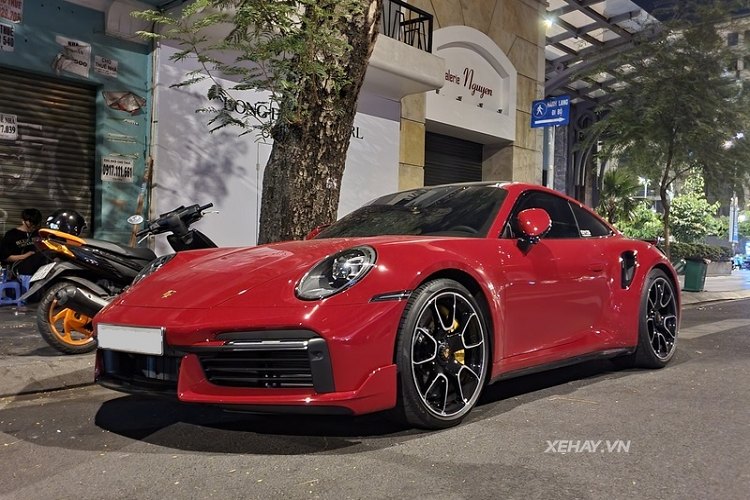 Ngoài việc sở hữu màu sơn đỏ cực kỳ bắt mắt, chiếc  Porsche 911 Turbo S thế hệ mới này còn nổi bật hơn nhờ gói nâng cấp Sport Design Package, bổ sung thêm nhiều chi tiết thể thao ở ngoại thất như cản trước góc cạnh và cánh gió cỡ lớn phía sau đặt cao.