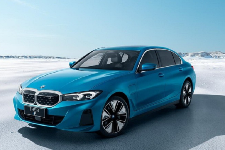 Sau khi được hé lộ vào tháng 12 năm ngoái tại Trung Quốc, mẫu sedan chạy điện  BMW 3 Series eDrive35L 2022 mới đã chính thức được hãng xe Đức tung ra thị trường Trung Quốc. Là mẫu xe dành riêng cho thị trường đông dân nhất thế giới, mẫu sedan chạy điện của BMW có tên gọi chính thức là BMW i3 eDrive35L, dự kiến sẽ được bán ra vào tháng 5 tới đây.