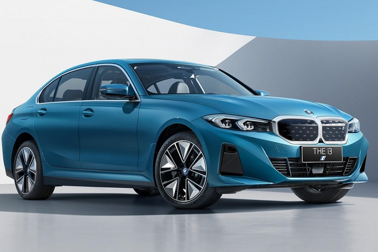 Vào hôm 31/3/2022, hãng BMW không chỉ giới thiệu X5 phiên bản trục cơ sở dài hoàn toàn mới mà còn vén màn cả mẫu ô tô điện i3 tại thị trường Trung Quốc. Về cơ bản, i3 chính là phiên bản thuần điện của mẫu sedan hạng sang BMW 3-Series. Tại thị trường Trung Quốc,  BMW i3 2022 chạy điện chỉ có 1 phiên bản là eDrive 35L với giá khởi điểm từ 349.900 Nhân dân tệ (khoảng 1,22 tỷ đồng).