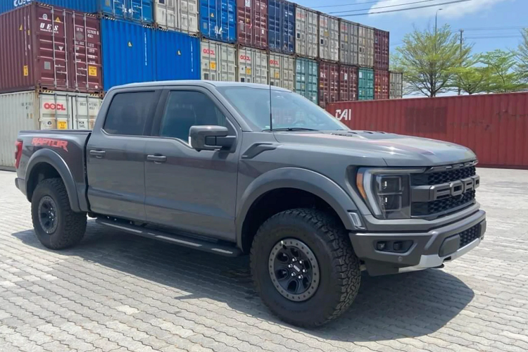 Mặc dù có giá bán không dưới 5 tỷ đồng, nhưng  Ford F-150 Raptor 2022 mới vẫn hút hàng tại thị trường Việt. Chính vì thế, Ford F-150 Raptor 2022 liên tục được đưa về nước với đủ các màu sắc khác nhau. Mức giá xe Ford F-150 Raptor 2022 về Việt Nam hiện là hơn 5 tỷ đồng, có mức ngang với 4 chiếc Ranger Raptor.