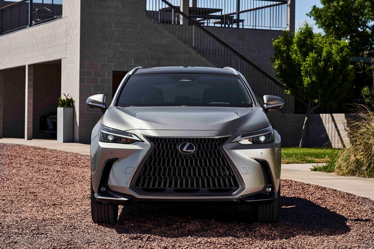 Lexus NX thế hệ mới đã chính thức ra mắt toàn cầu vào cuối năm ngoái. Trong tháng 4 này,  Lexus NX 2022 mới dự kiến sẽ được giới thiệu tại thị trường Việt Nam. Hiện đại lý chính hãng đã bắt đầu nhận đặt cọc dành cho Lexus NX thế hệ mới. Tại Việt Nam, mẫu SUV hạng sang này có 2 phiên bản là NX 350h và NX F SPORT.