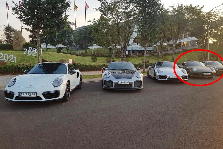 Mới đây nhất, trên một trang chuyên về xe Porsche tại Sài thành đã chia sẻ hình ảnh một chiếc  Porsche 911 Turbo S Cabriolet mui trần thế hệ 992 đã thu hút không ít sự quan tâm của cộng đồng mạng cũng như các tay chơi xe khác. Quá trình mang chiếc xe này về nước khá kín tiếng và nhiều người tò mò muốn biết chủ nhân là ai khi chọn hẳn phiên bản mui trần đẳng cấp nhất của dòng xe Porsche 911 để chơi cũng như sưu tập.