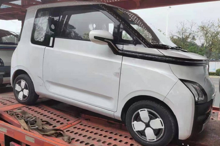 Wuling Hongguang Mini EV có thể nói là một hiện tượng của làng ôtô thế giới trong gần 2 năm qua. Kể từ khi ra mắt vào hồi tháng 7/2020, mẫu  xe ôtô điện siêu rẻ này đã thường xuyên nằm chễm chệ ở vị trí số 1 ở thị trường Trung Quốc nếu tính về mặt doanh số.