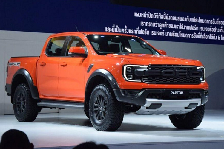  Ford Ranger Raptor 2023 mới đã ra mắt tại Thái Lan, xe sử dụng máy xăng V6 3.0L tăng áp ép có giá bán 1.869.000 bath (khoảng 1,2 tỷ đồng). 