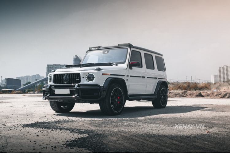 Ban đầu, chiếc  Mercedes-AMG G63 độ Brabus này sở hữu màu sơn ngoại thất xanh rêu Olive Green thuộc danh mục G Manufaktur. Theo một số nguồn tin, tùy chọn màu sơn này có giá lên đến 250 triệu đồng.