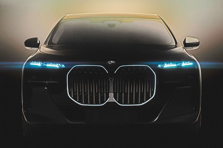 Tính năng công nghệ được BMW lựa chọn "nhá hàng" trước ngày ra mắt mẫu sedan BMW i7 thuần điện chính là màn hình rộng dành cho hàng ghế sau, với độ phân giải siêu nét lên tới 8K.