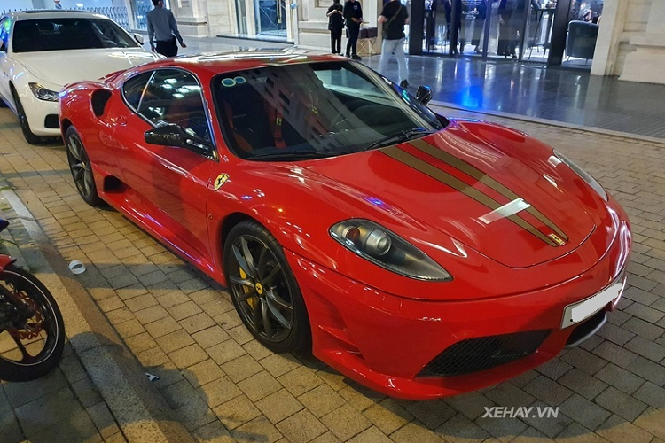 Việt Nam hiện chỉ có 2 chiếc Ferrari 430 Scuderia, cả 2 đều có ngoại thất màu đỏ đặc trưng của thương hiệu nhưng khác biệt dễ nhận ra nhất chính là  Ferrari 430 Scuderia đầu tiên về nước có 2 sọc màu vàng chạy từ nắp capô lên trần và kết thúc ở đuôi xe, còn chiếc thứ 2 đi kèm sọc màu tối.