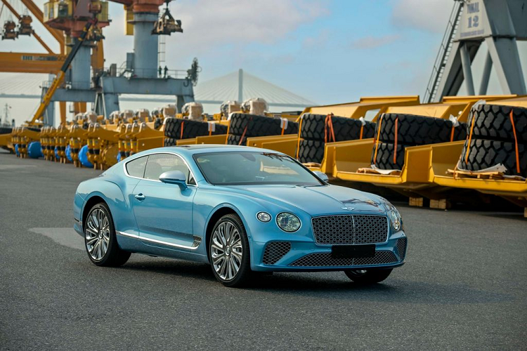 Những hình ảnh đầu tiên của siêu phẩm  Bentley Continental GT V8 Mulliner mới “hạ lốp” tại Việt Nam được hé lộ đã khiến giới mê xe trong nước “đứng ngồi không yên”. Được biết, mẫu xe mới nhất của Bentley vừa cập cảng Hải Phòng vào ngày 27/4 vừa qua và đang trong quá trình làm thủ tục thông quan nhập khẩu.