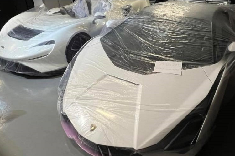 Thương hiệu Lamborghini rất được các đại gia Việt ưa chuộng khi bằng chứng là đã có trên 50 chiếc được mang về nước theo diện chính hãng lẫn tư nhân và trong số này không thiếu những phiên bản sản xuất giới hạn. Dù có thể nghĩ đến nhiều phiên bản Lamborghini mới sẽ về Việt Nam, nhưng không ai dám nghĩ việc tậu  Lamborghini Sian hàng khủng.